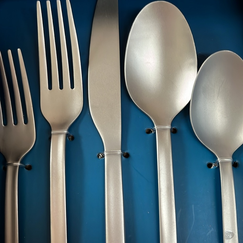 Cambridge 20 piece flatware set - Brushed Silver - BRAND NEW NEVER USED